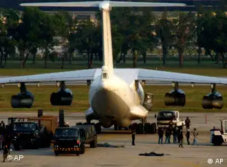 涉嫌走私飞机被泰国军警包围