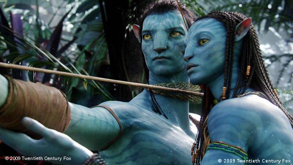 Zwei blaue humanoide Personen stehen beieinander, sie zeigt ihm, wie man bogenschießt.