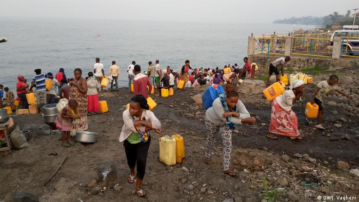 Goma | Menschen holen Wasser am Kiwusee