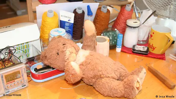 Flash-Galerie Ramponierter Teddy wartet in Steiff-Klinik auf Reparatur