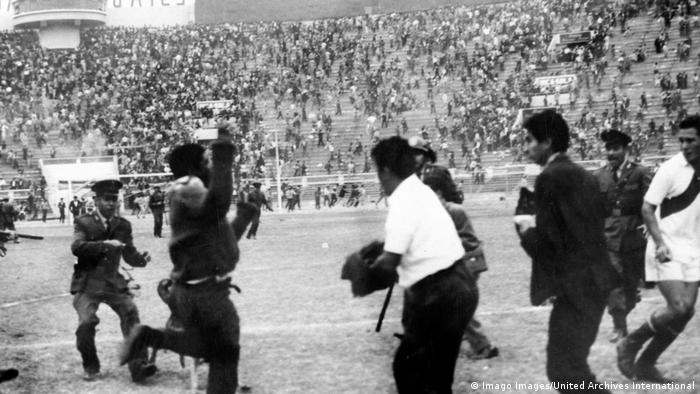 Massen-Panik im Fußballstadion von Perus Hauptstadt Lima 1964 (Imago Images/United Archives International)