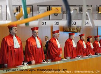 Symbolbild: Verfassungsrichter und Datenkabel (Foto: dpa, Bildbearbeitung: DW)