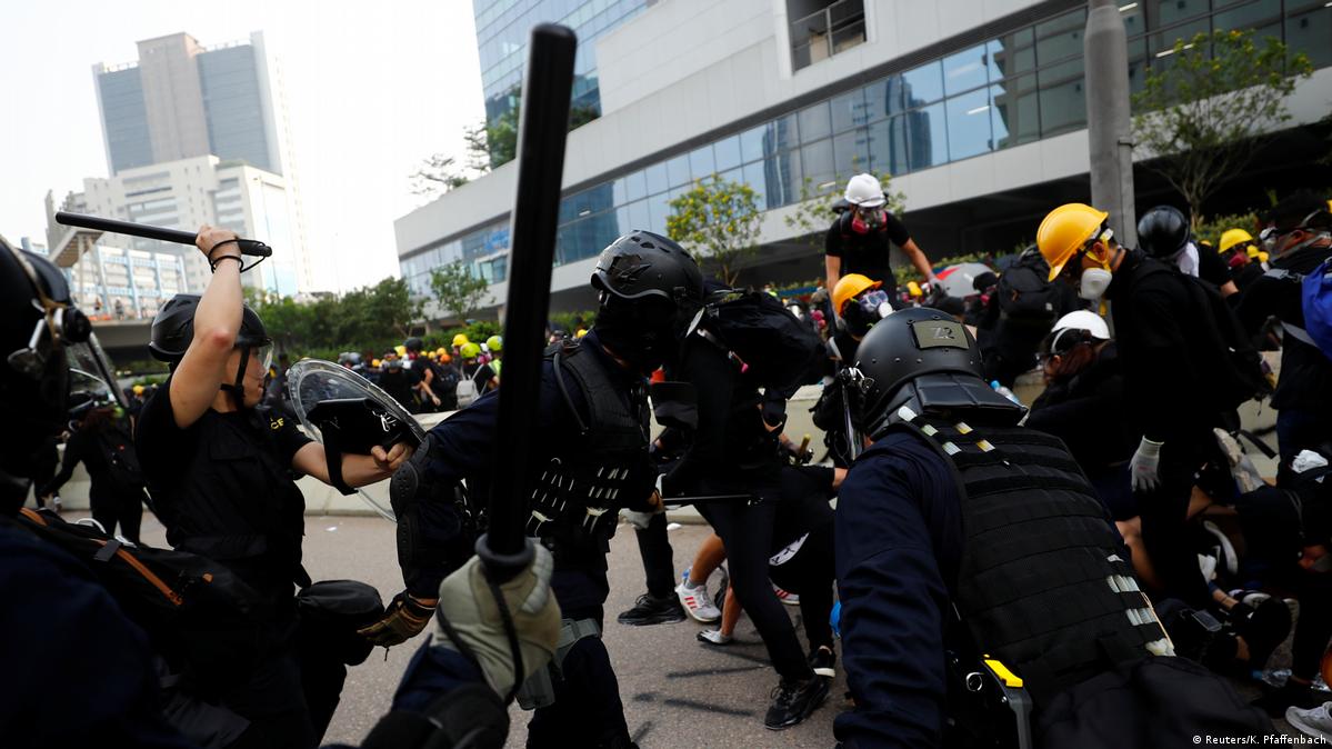 香港示威又发生冲突 警方动用催泪瓦斯