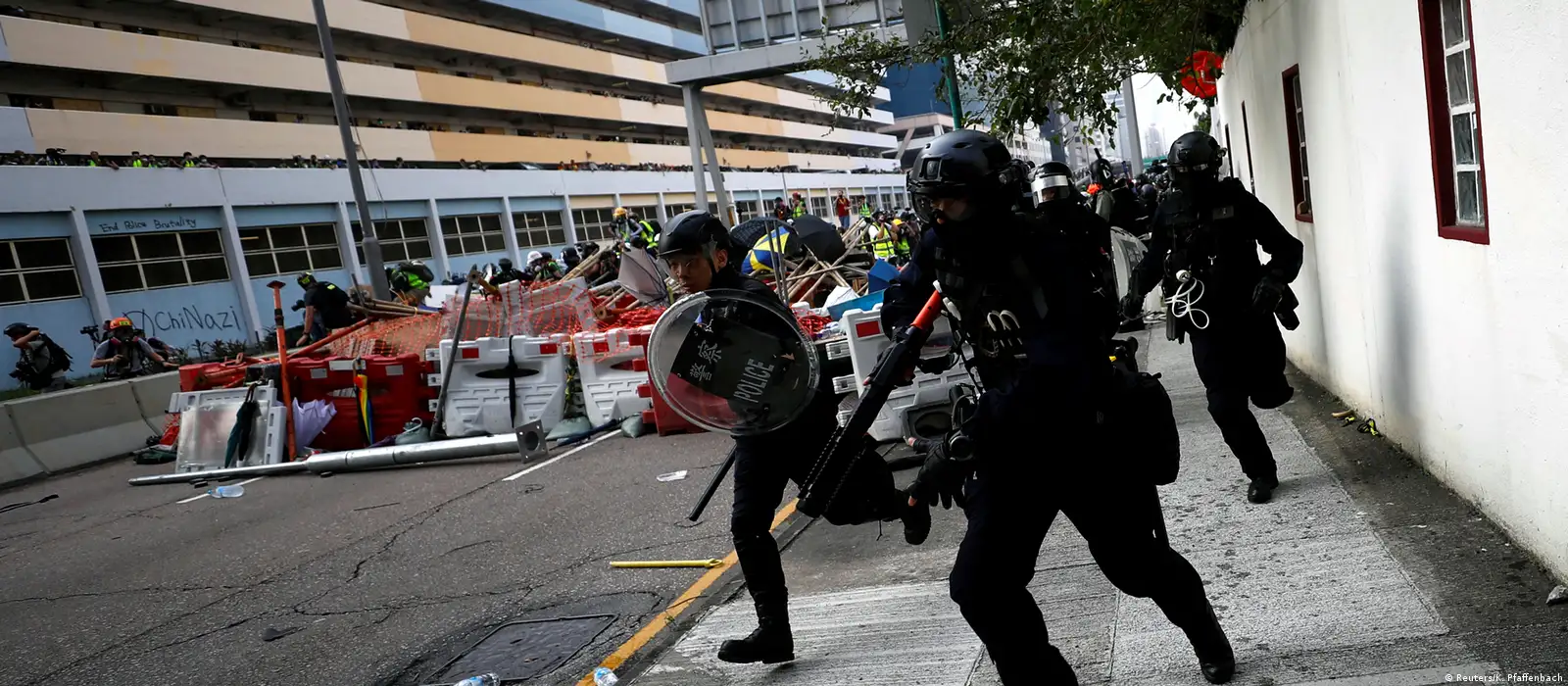 香港示威警方首度开枪共36人被捕