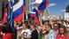 Люди на проспекте Сахарова с флагами России Люди на проспекте Сахарова с флагами России