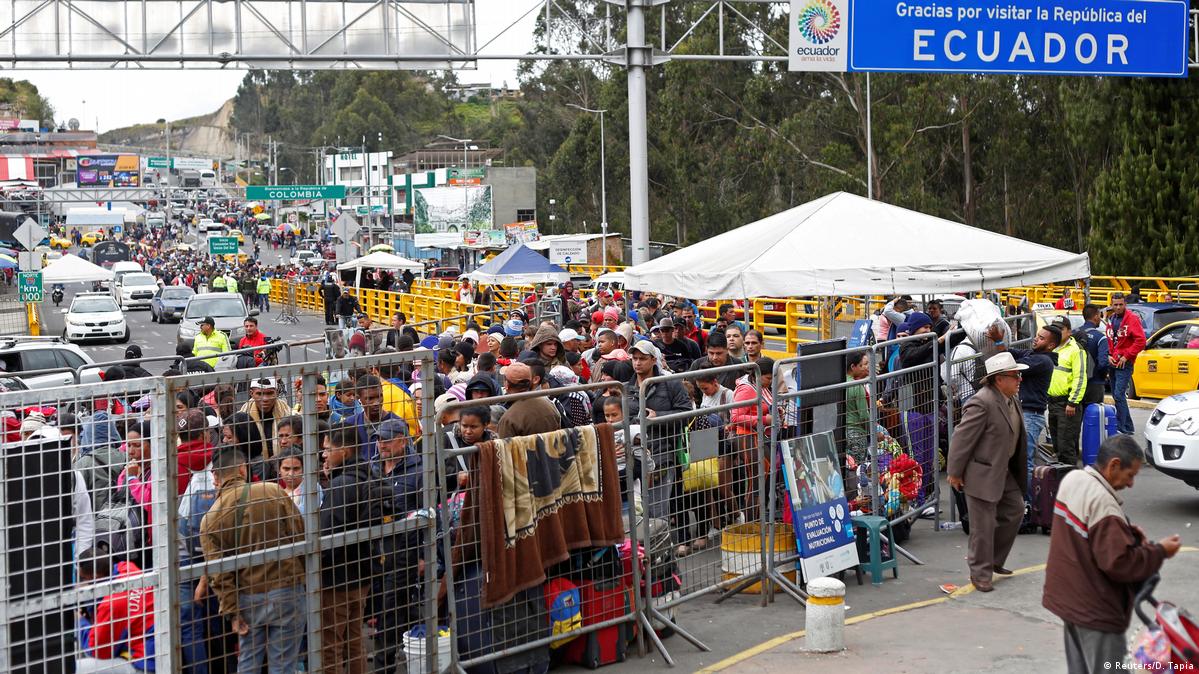 Miles de venezolanos llegan a la frontera ecuatoriana