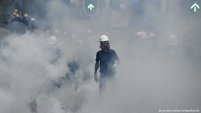 Hongkong Protest gegen China & Auslieferungsgesetz | Demonstrant, Tränengas (picture-alliance/dpa/Kyodo)