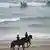 Конный патруль французской полиции на пустом пляже