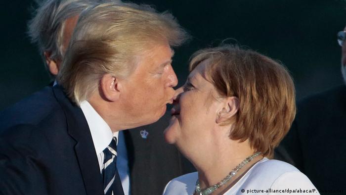 Trump hendak mencium Merkel di pipi dalam KTT G7 di Prancis (picture-alliance/dpa/abaca/P. Aventurier)