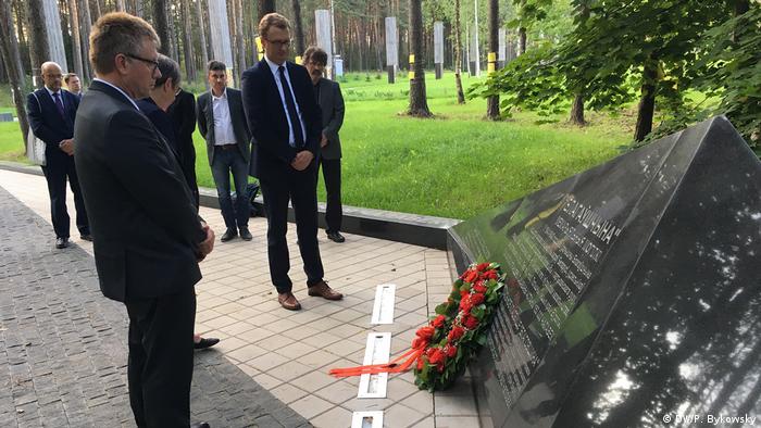 Депутаты бундестага в мемориальном комплексе Тростенец в Беларуси