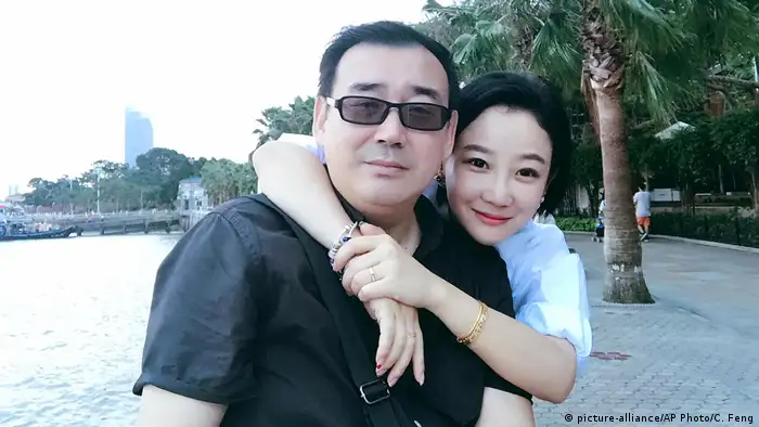 In China Festgenommener Autor Yang Hengjun und seine Frau Yuan Xiaoliang (picture-alliance/AP Photo/C. Feng)