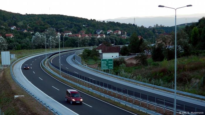 Kurve bih kontakt Ona traži