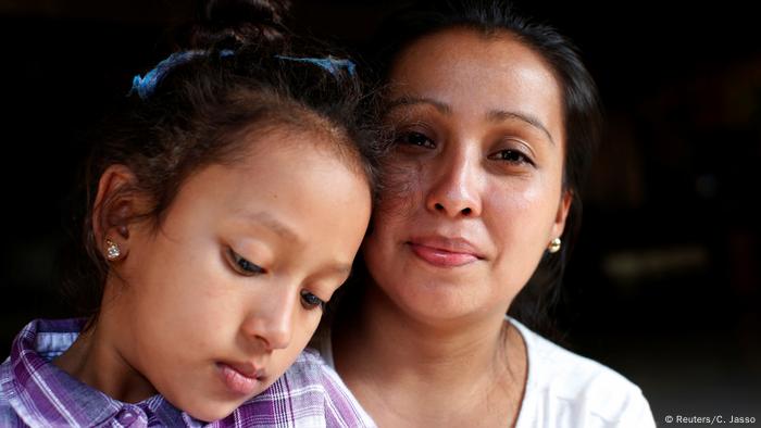 Migrantes, madre e hija. 