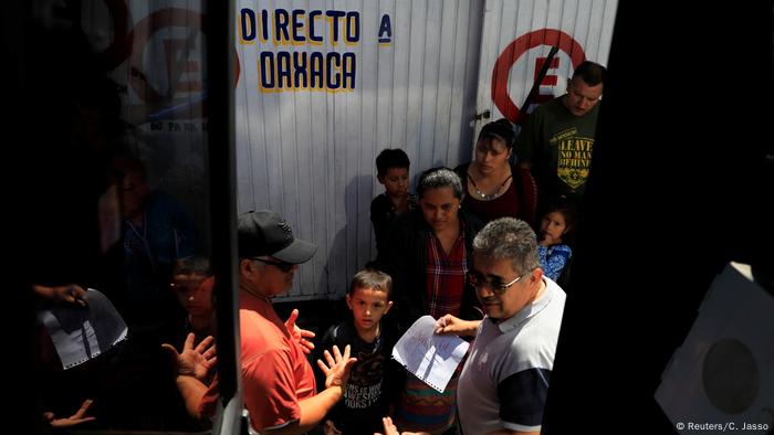 Una cola larga de migrantes, a la espera de retornar a su país natal. 