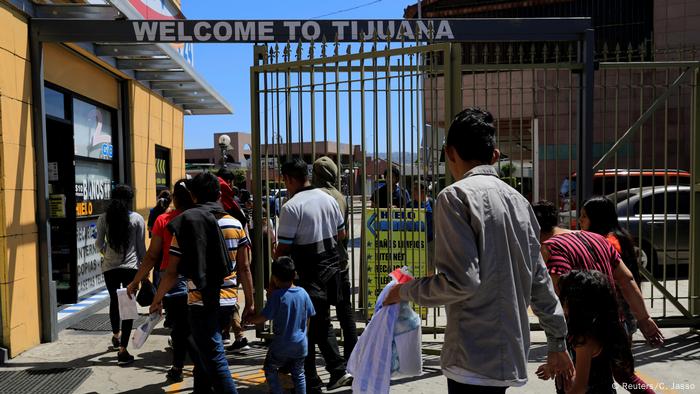 Migrantes retornan a Tijuana, México. 