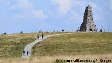 26.08.2019, Baden-Württemberg, Feldberg: Wanderer laufen zum Bismarckdenkmal. Mit knapp 19 Grad gehört der Feldberg (Schwarzwald) heute zu kühlsten Orten in Baden-Württemberg. Foto: Patrick Seeger/dpa +++ dpa-Bildfunk +++ | Verwendung weltweit