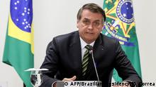 Handout picture released by the Brazilian Presidency showing Brazilian President Jair Bolsonaro during a meeting with governors of the Amazon region at Planalto Palace in Brasilia on August 27, 2019. - Bolsonaro and governors discussed solutions to combat the exponential growth of the Amazon forest fires. (Photo by MARCOS CORREA / BRAZILIAN PRESIDENCY / AFP) / RESTRICTED TO EDITORIAL USE - MANDATORY CREDIT AFP PHOTO / BRAZILIAN PRESIDENCY / MARCOS CORREA - NO MARKETING NO ADVERTISING CAMPAIGNS - DISTRIBUTED AS A SERVICE TO CLIENTS.