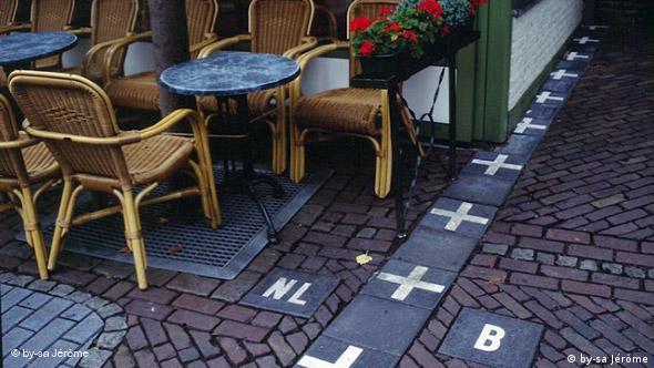 Белите кръстове, с които в Барле обозначават границата между Белгия и Нидерландия, преминаваща през града
