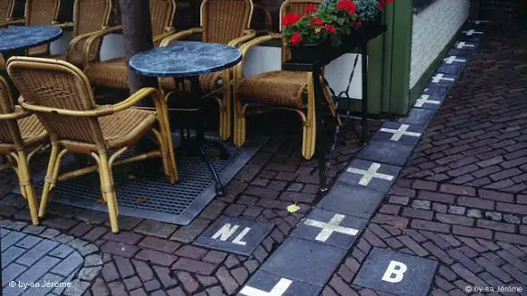 In einem Cafe verläuft die niederländisch-belgische Grenze auf dem Boden (Foto: http://commons.wikimedia.org/wiki/Image:Baarle-Nassau_fronti%C3%A8re_caf%C3%A9.jpg?uselang=de)