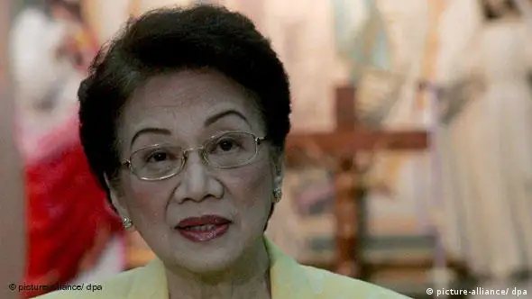 ARCHIV - Die ehemalige philippinische Präsidentin Corazon Aquino in Manila, Philippinen, (Archivfoto vom 08.07.2005). Aquino ist am Samstag (01.08.2009, Ortszeit) im Alter von 76 Jahren gestorben. Dies berichtete ihre Familie in der Hauptstadt Manila. EPA/- +++(c) dpa - Bildfunk+++