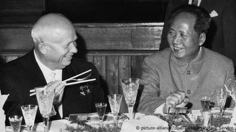1959年9月苏联领导人赫鲁晓夫访华（图），参加中华人民共和国建国十周年活动。当时中苏领导人在政治理念上的分歧和战略利益方面的矛盾就已显现。1960年莫斯科召回援华的全部苏联专家，废除两国经济技术合作的各项协议。北京则对苏联的“修正主义”以及苏共的对外对内政策展开了长期的尖锐批评。