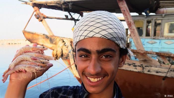 Iranischer Garnelen-Fischer zeigt seinen Fang
