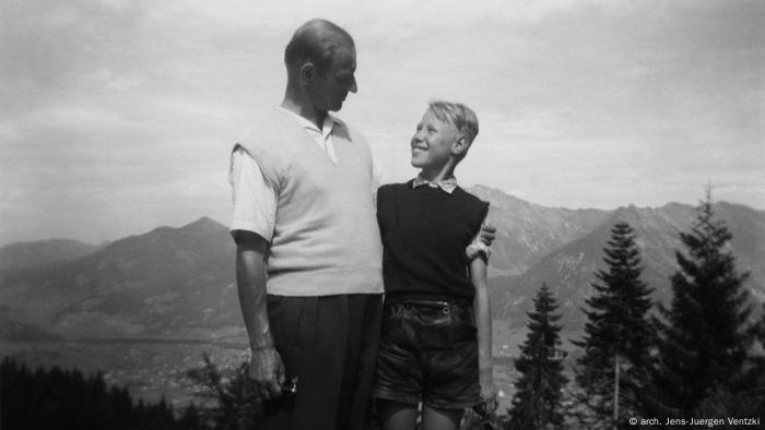 Werner Ventzki mit seinem Sohn Jens-Jürgen in Obersdorf, Sommer 1956 
