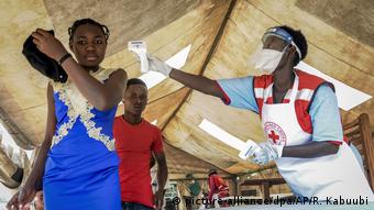 Uganda Mpondwe | Medizinisches Personal misst Temperatur - Ebola-Epidemie im Kongo