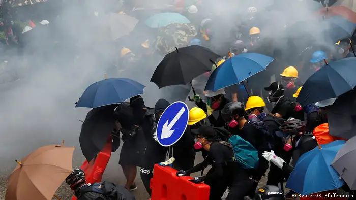 Hongkong Protest Polizei Tränengas (Reuters/K. Pfaffenbach)