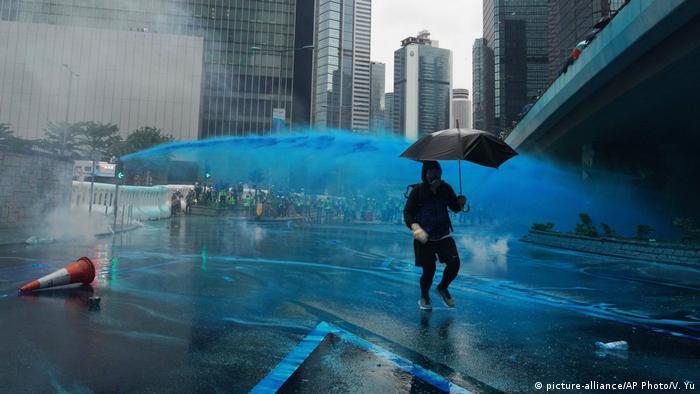 Hongkong Protest Wasserwerfer blaue Farbe (picture-alliance/AP Photo/V. Yu)