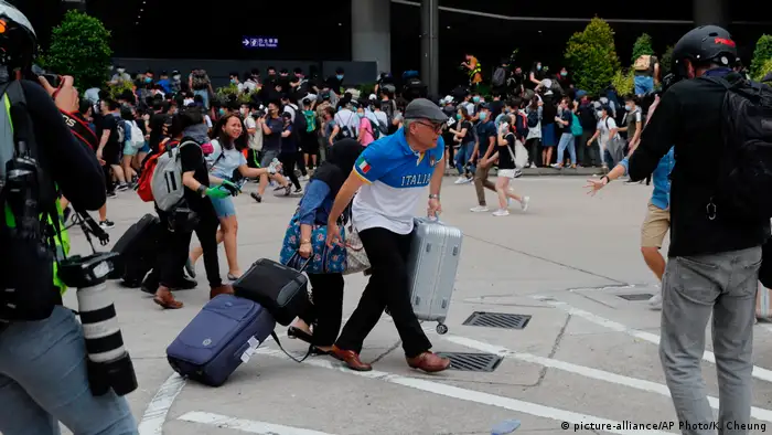 Hongkong Protest | Protestierende am Flughafen von Hongkong (picture-alliance/AP Photo/K. Cheung)
