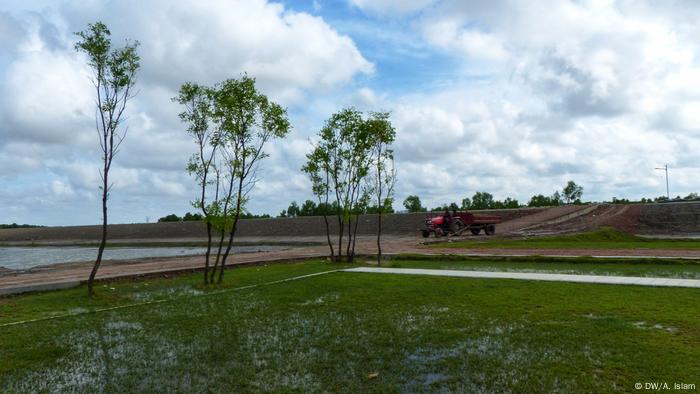 While some experts say the island is still very fragile and uninhabitable, climate change specialist Ainun Nishat is of the opinion that people can live here if the embankment is heightened to 6.5 to 7 meters. However, he doesn't think that farming is possible on the island.