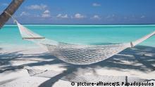 Hammock on tropical beach, Maldives, Indian Ocean, Asia | Verwendung weltweit, Keine Weitergabe an Wiederverkäufer.