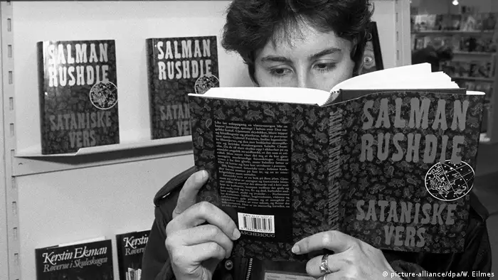 Eine Frau hält Salman Rushdie's Satanische Verse auf der Frankfurter Buchmesse 1989 in den Händen und liest darin. (picture-alliance/dpa/W. Eilmes)