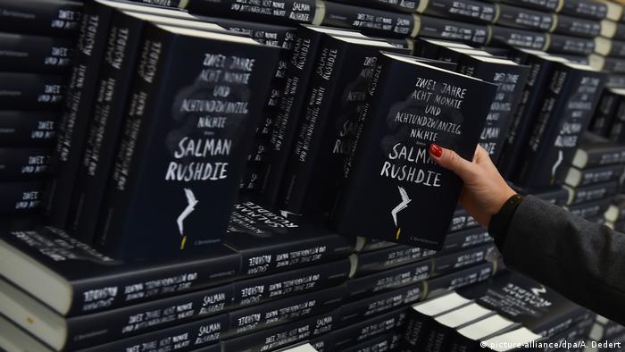 Stacks of Salman Rushdie book 'Two Years, Eight Months and Twenty-Eight Nights' (picture-alliance/dpa/A. Dedert)