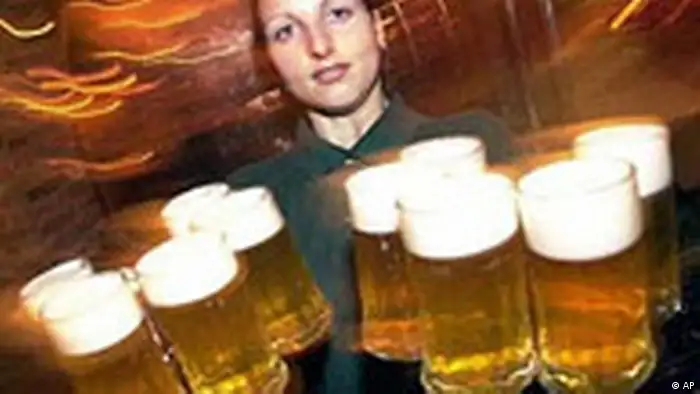 Bier bringt hier in Rostock die Kellnerin Nicole Kalderos