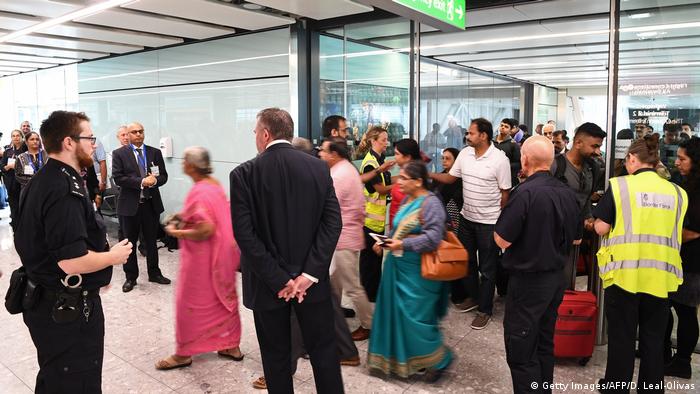 Großbritannien | Flughafen Heathrow: Operation Limelight gegen erzwungene Ehen (Getty Images/AFP/D. Leal-Olivas)