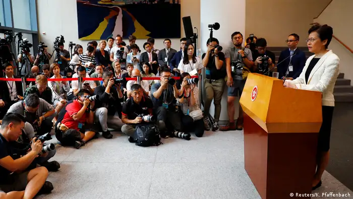China: Carrie Lam hält eine PK in Hong Kong (Reuters/K. Pfaffenbach)