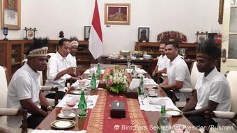 Indonesien Präsident Joko Widodo und Bürger von Nduga und Yapen Papua
