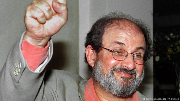 Salman Rushdie with a clenched fist (picture-alliance/dpa/PA Stillwell)