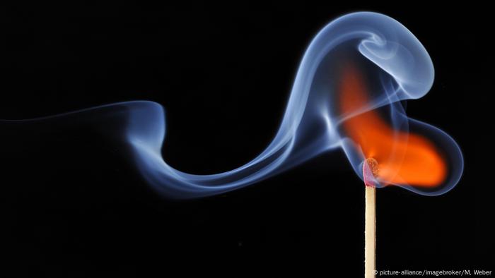 Lit match (picture-alliance/imagebroker/M. Weber)