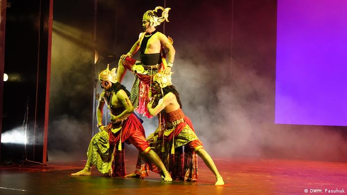 Indonesisches Tanztheater Wayang Orang in Hamburg (DW/H. Pasuhuk)