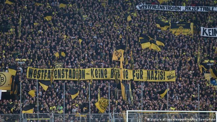 Fußball | Borussia Dortmund vs. FC Bayern München | Fan-Plakat gegen Rassismus