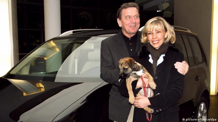 Former German Chancellor Gerhard Schröder with wife Doris Schröder-Köpf and terrier Holly (picture-alliance/dpa)