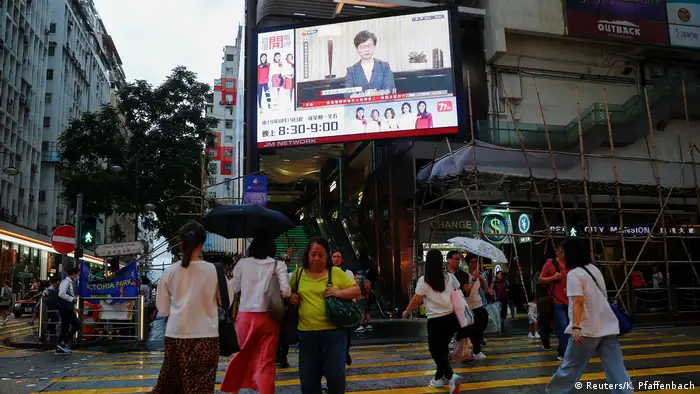 Hongkong | Fernsehübertragung einer Pressekonferenz von Carrie Lam auf einem Bildschirm in Hongkong