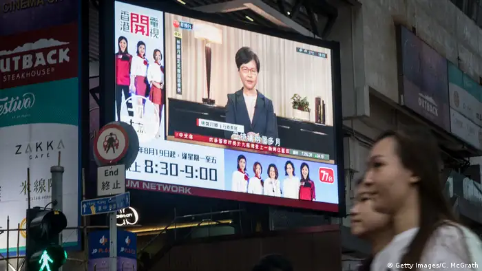 Hongkong | Fernsehübertragung einer Pressekonferenz von Carrie Lam auf einem Bildschirm in Hongkong