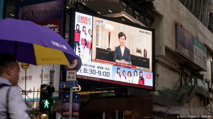 Hongkong | Fernsehübertragung einer Pressekonferenz von Carrie Lam auf einem Bildschirm in Hongkong