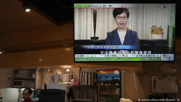 Hongkong | Fernsehübertragung einer Pressekonferenz von Carrie Lam auf einem Bildschirm in Hongkong (picture-alliance/AP Photo/V. Yu)