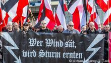 Demonstration, Aufmarsch von Rechtsextremen der Partei Die Rechte in Essen zum 1. Mai, mit Flagge Deutsches Reich, Essen, Nordrhein-Westfalen, Deutschland, Europa | Verwendung weltweit, Keine Weitergabe an Wiederverkäufer.