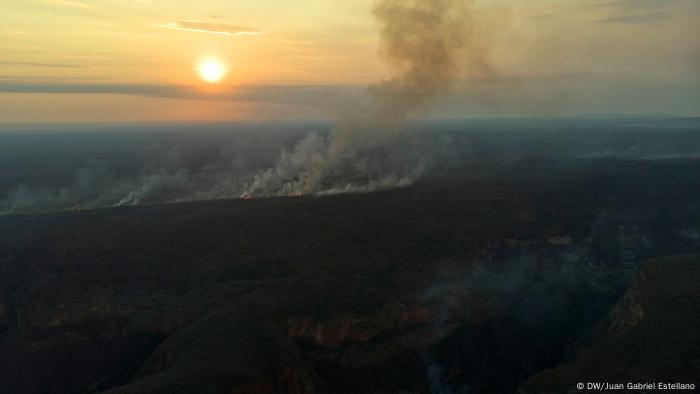 Humo en la distancia en el horizonte de la Chiquitania boliviana.